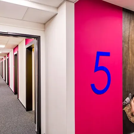 Easy One Premium Art Aparthotel 3*